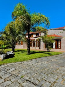 Excelente propiedad 4 dormitorios, 4 baños, piscina, parrillero, zona Pinares