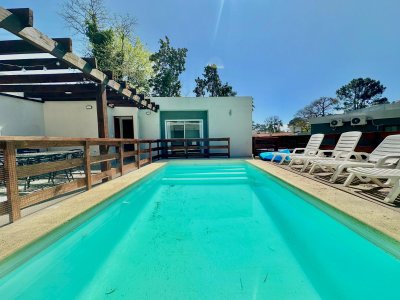 BARRIO JARDINES DE CORDOBA EXCELENTE CASA 3 DORMITORIOS, PISCINA, PARRILLERO