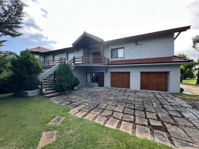 Venta Espectacular Casa sobre Laguna del Diario 