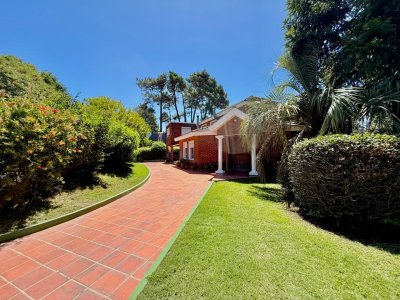Excelente propiedad 5 dormitorios en Altos del Pinar, Punta del Este