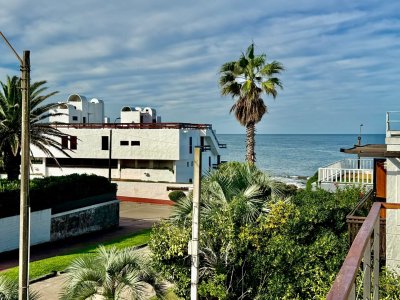 Casa de época totalmente reciclada, 4 dormitorios Zona Faro, distribuida en dos plantas