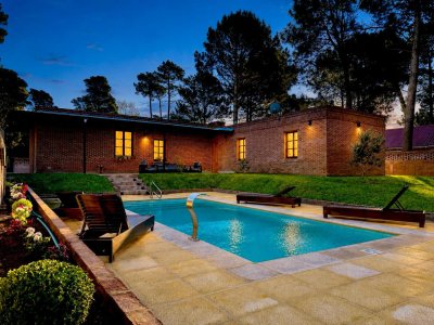 Excelente Casa a Estrenar Barrio Parque Burnett; 1.059m2 de terreno, piscina, barbacoa