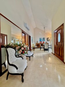 Hermosa casa en terreno de 450 m² con excelente distribución y potencial de ampliación; Zona Jardines de Cordoba