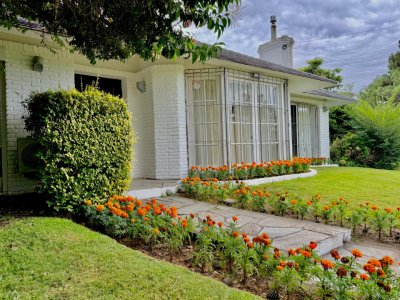 Hermosa casa en Marly, ubicada en una de las zonas más tranquilas y residenciales de Punta del Este 