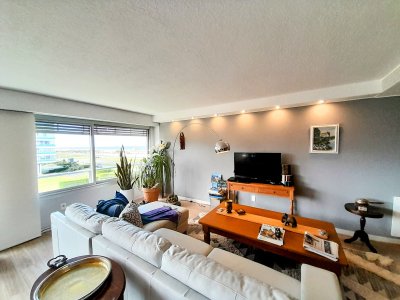 Venta Apartamento reciclado de 3 dormitorios +Dependencia en Playa Brava, Frente al Mar