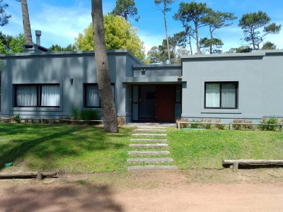 Casa en alquiler anual barrio privado