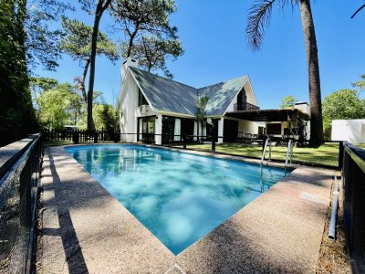 Alquiler temporario de sólida y amplia casa de cinco dormitorios más dependencia de servicio y piscina, Lugano, Punta del Este