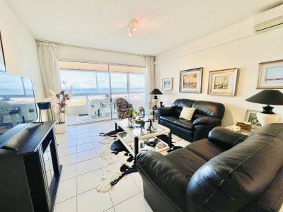 Apartamento de 3 Dormitorios en Primera Línea del Mar, Playa Brava - Venta