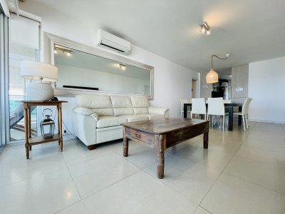 Apartamento de 2 dormitorios en Playa Mansa, Punta del Este - Venta y Alquiler Anual