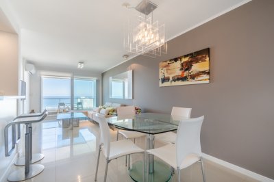 Apartamento de 2 Dormitorios en Playa Brava con Vista al Mar - Venta