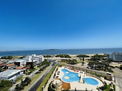 Alquiler de Apartamento de 197 m2 con vista al mar con todos los servicios en Torre Le Jardin de Playa Mansa, Punta del Este