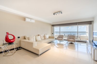 Venta de Moderno Apartamento de 254 m2 con 3 Dormitorio y Dependencia Frente al Mar, Playa Brava C996