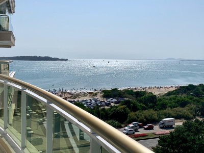 Venta de apartamento en primera linea sobre playa Mansa 3 Dormitorios C977