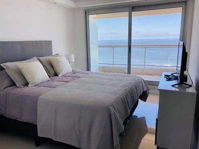 Venta de Apartamento de Dos Dormitorios con Parrillero exclusivo y todos los servicios frente a Playa Brava C875