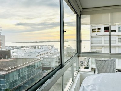 Venta de apartamento en Península de Punta del este con 3 dormitorios y 2 baños reciclado 