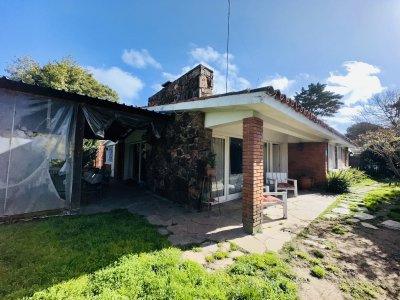 Venta de casa en Playa Mansa de Punta del Este con 5 dormitorios C1000