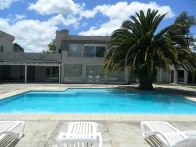 Venta de Casa con todas las comodidades piscina, 4.200 m2 y 650 m2 en Punta del Este de 4 Dormitorios en Beverly Hills C955