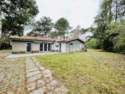 Venta de casa de 126 m2 y  1000 m2 de terreno a pasos de los Colegios con 3 dormitorios + dependencia de construcción tradicional, Punta del Este