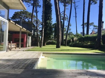 Alquiler de Casa en Punta del Este con 4 Dormitorios y Piscina a pasos de la Playa Mansa