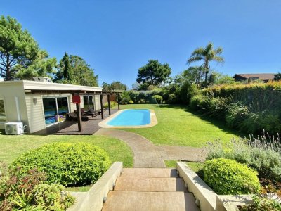 Alquiler de Casa con 4 Dormitorios 905 m2 Piscina Climatizada y Barbacoa en Pinares de Punta del Este C806