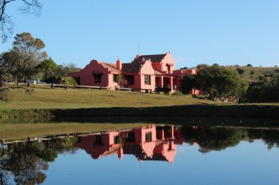 Venta de chacra de 16 hectáreas con vista a las Sierras, casa principal y casas secundarias a pasos de Pueblo Edén C917