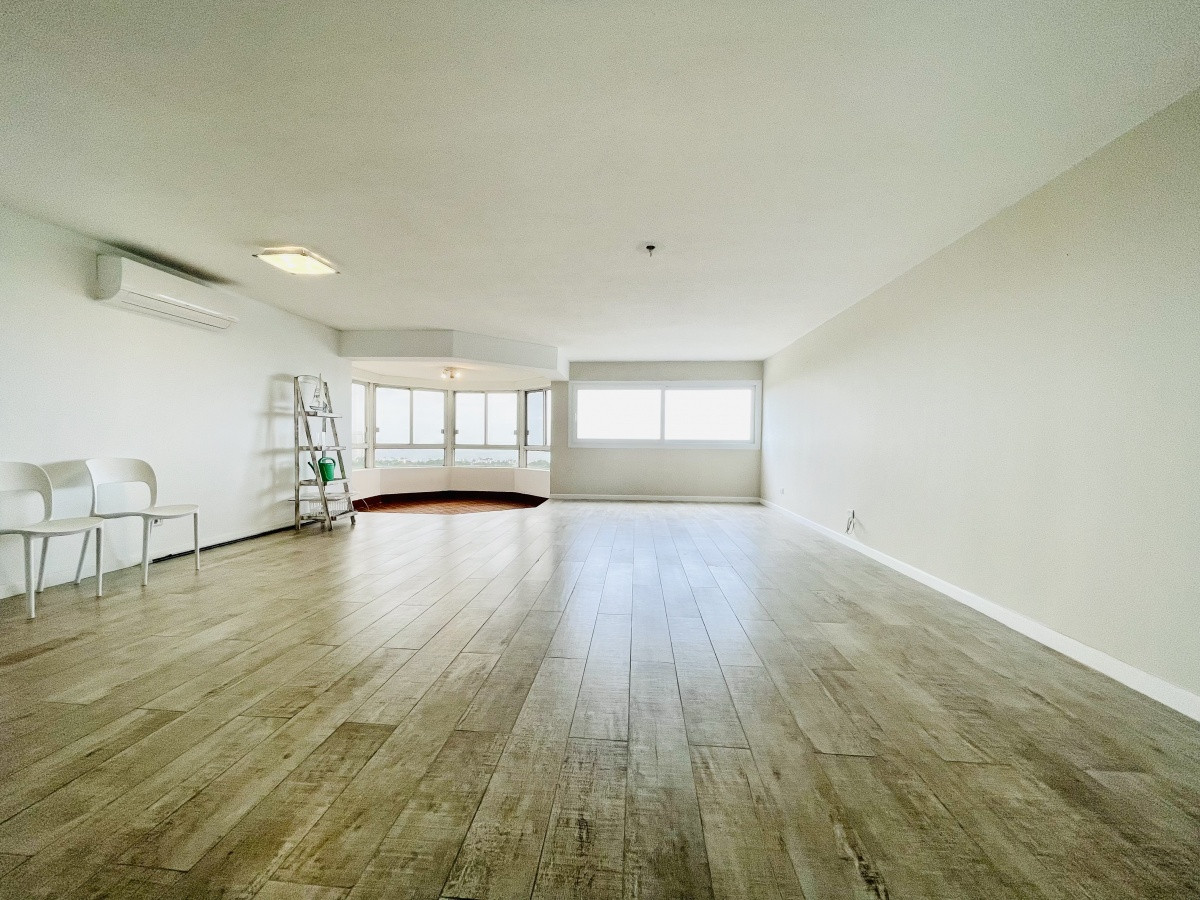 Alquiler Anual de apartamento de 3 dormitorios completamente reciclado sobre Roosevelt, Punta del Este