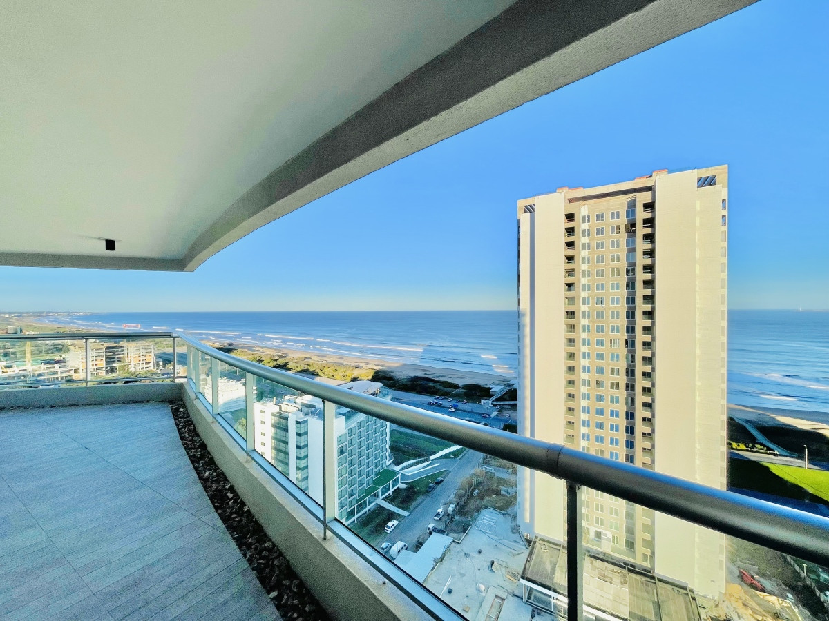 Imagen de Apartamento de 3 Dormitorios y dependencia, con parrillero y vista al mar en Playa Brava