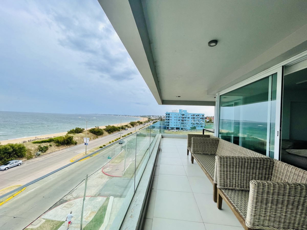 Imagen de Apartamento de 3 Dormitorios y Parrillero Frente al Mar, Playa Mansa