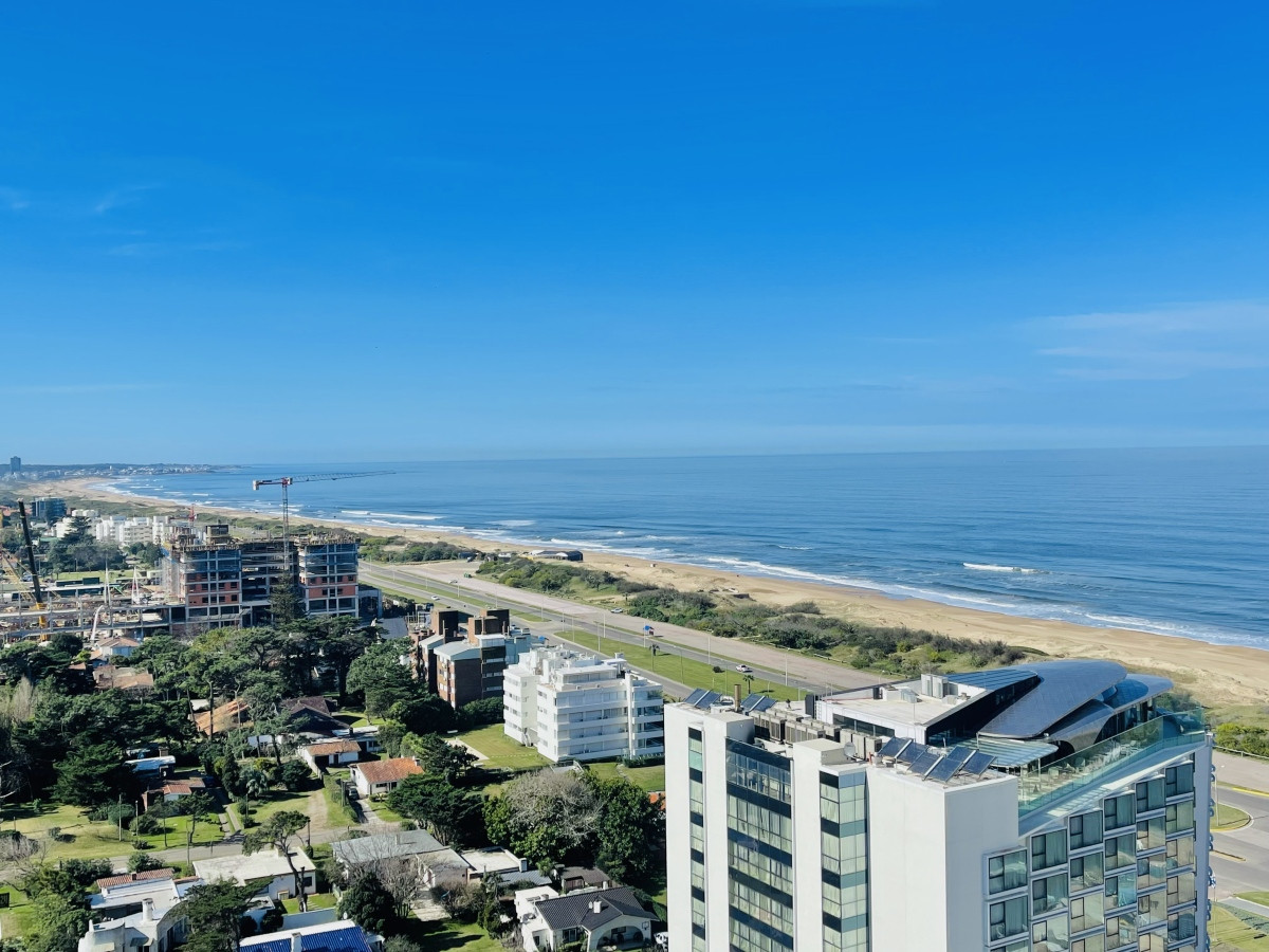 Imagen de Apartamento con Vista al Mar de 3 Dormitorios y Dependencia + Parrillero en Playa Brava, Punta del Este 