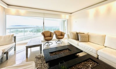 Alquiler temporario de gran apartamento de 4 dormitorios más dependencia en Playa Mansa