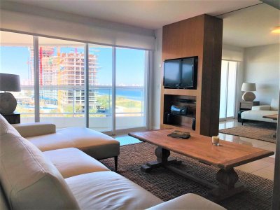 Alquiler temporario de apartamento en torre Aquarela de dos dormitorios con dependencia de servicio, Playa Mansa