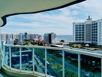Alquiler temporario de apartamento de dos dormitorios mas dependencia con parrillero de uso exclusivo en Playa Mansa, Punta del Este