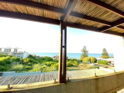 Venta de Apartamento de 3 Dormitorios y Parrillero en La Barra, a 100 metros del Mar 