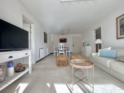 Apartamento de 2 Dormitorios en Torre con Servicios - Playa Brava, Punta del Este