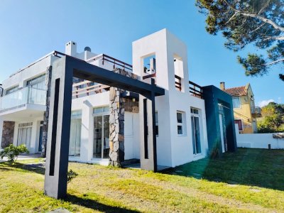 Alquiler temporario de apartamento duplex de dos dormitorios y parrillero en Manantiales