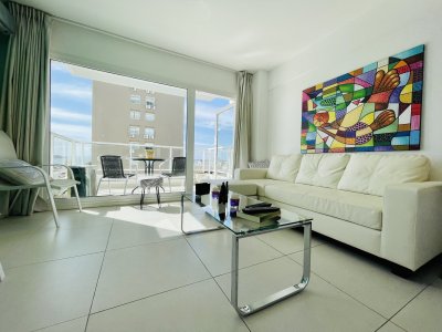 Alquiler temporario e invernal de monoambiente con terraza en punto céntrico de La Península, Punta del Este