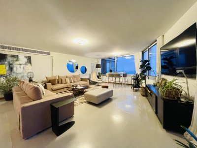 Moderno Apartamento Frente Al Mar, 3 Dormitorios y Dependencia
