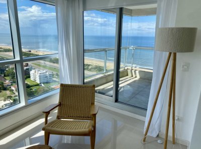 Alquiler temporal de apartamento piso alto de 2 dormitorios más servicio en playa brava 