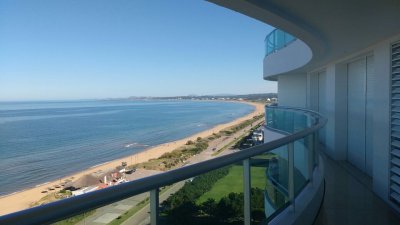 Alquiler temporario de apartamento en torre Premiun sobre playa Mansa de tres dormitorios