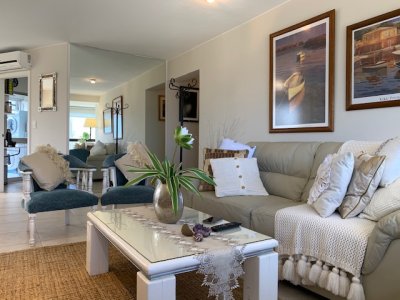 Alquiler temporario de apartamento de dos dormitorios sobre playa Brava