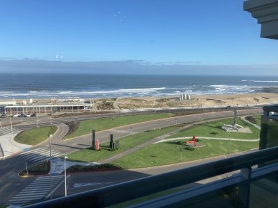 Venta y alquiler temporario de apartamento de tres dormitorios en torre Premiun de playa Brava, Punta del Este