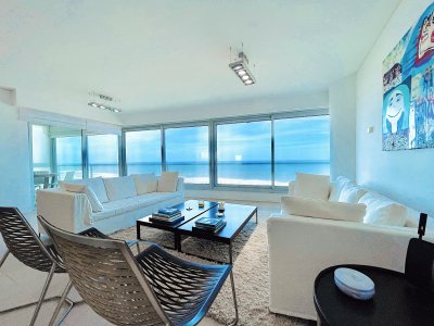 Venta y alquiler temporario de apartamento de tres dormitorios mas dependencia de servicio en Playa Brava