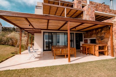 Alquiler temporal de amplio departamento de un dormitorio con parrillero de uso exclusivo en complejo de Punta Ballena