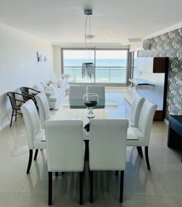 Alquiler temporario de apartamento de tres dormitorios en torre de categoría sobre Playa Brava, Punta del Este
