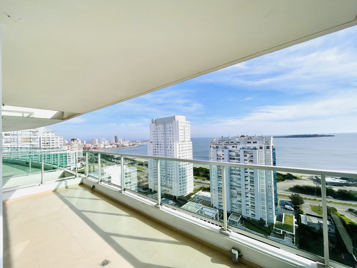 Apartamento de 2 Dormitorios, Vista al Mar y Parrillero en Playa Mansa, Venta