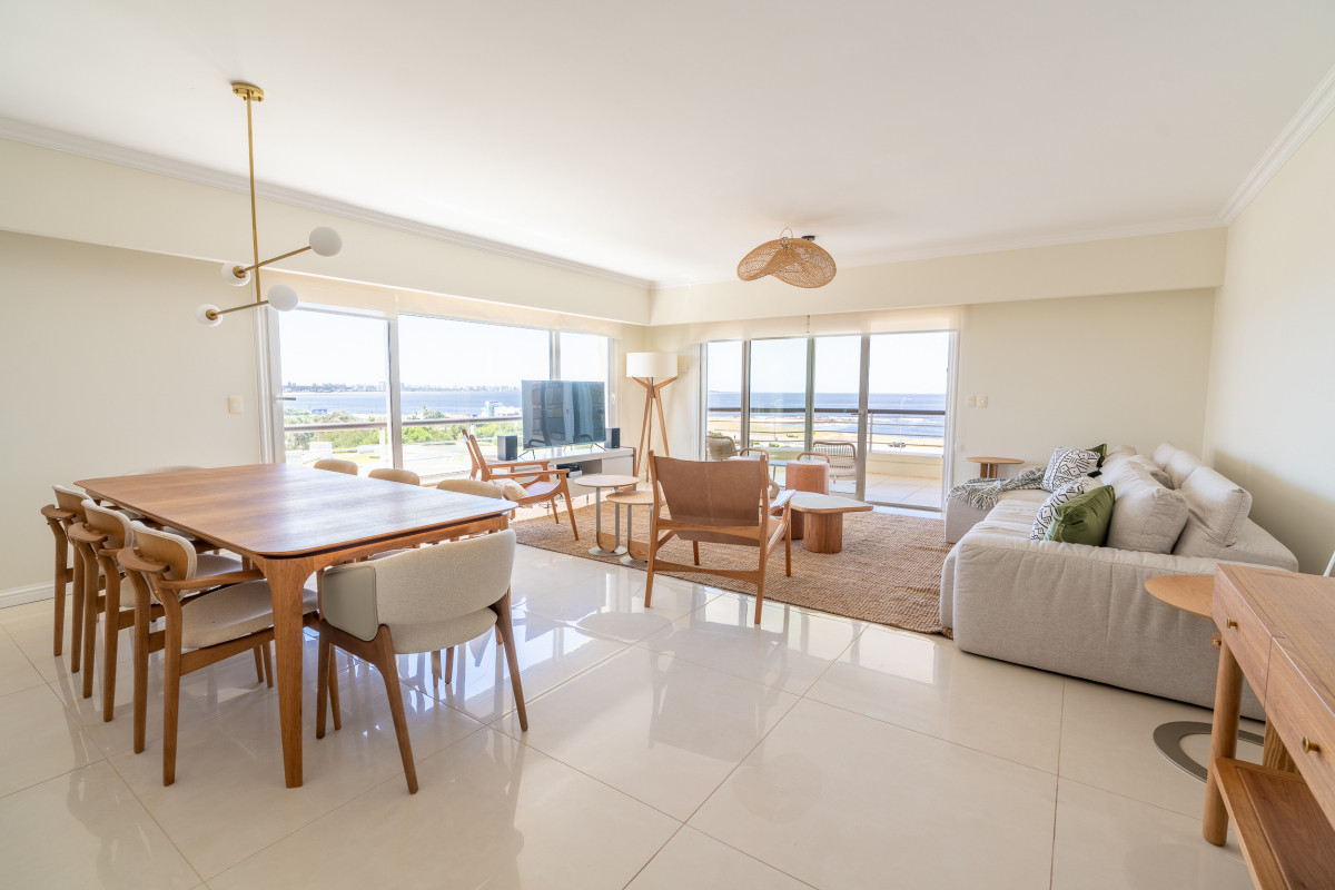 Exclusivo penthouse de 4 dormitorios con piscina y parrillero de uso exclusivo en Playa Mansa, Pinares