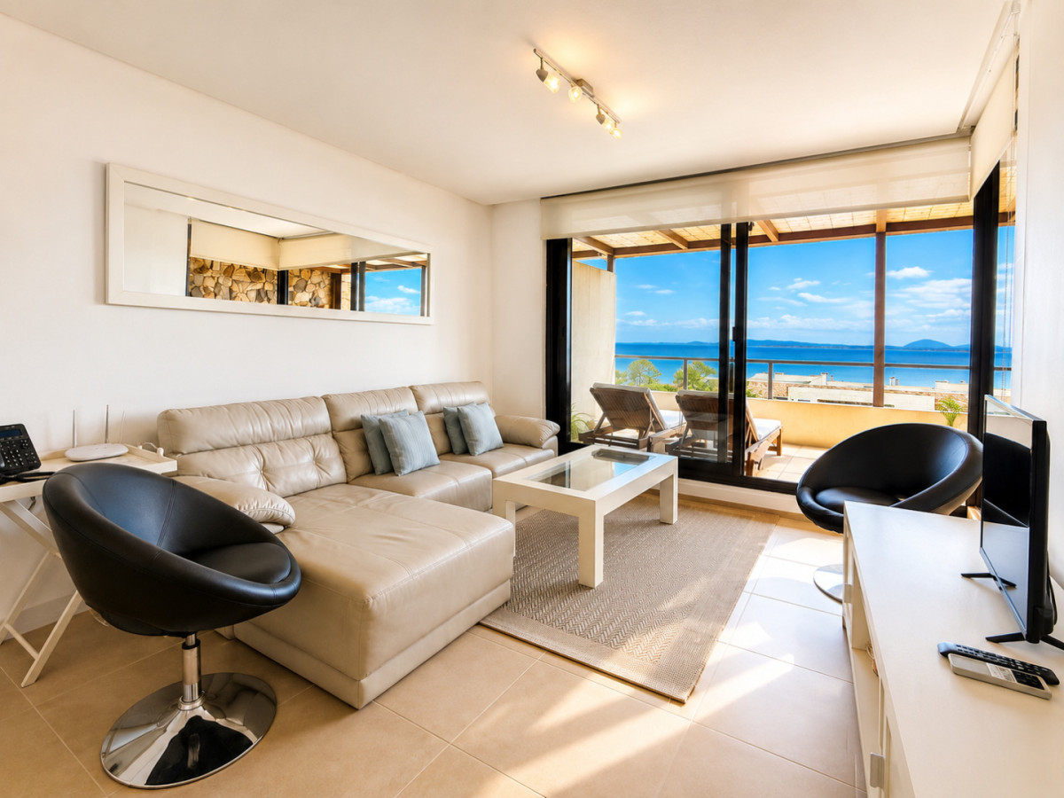 Venta de apartamento de 2 dormitorios con parrillero propio y vista al mar, Punta Ballena