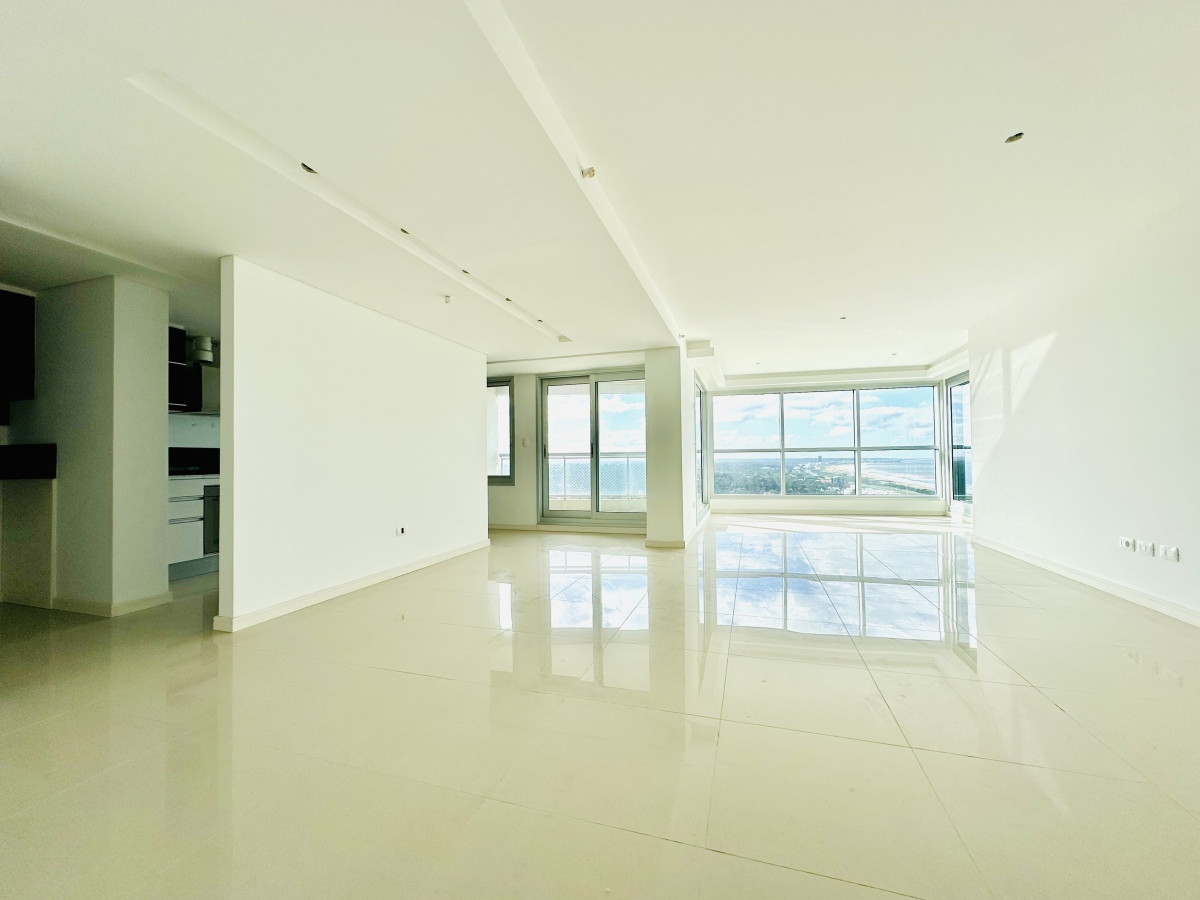 Venta de penthouse en Playa Brava de tres dormitorios mas dependencia de servicio y parrilleros