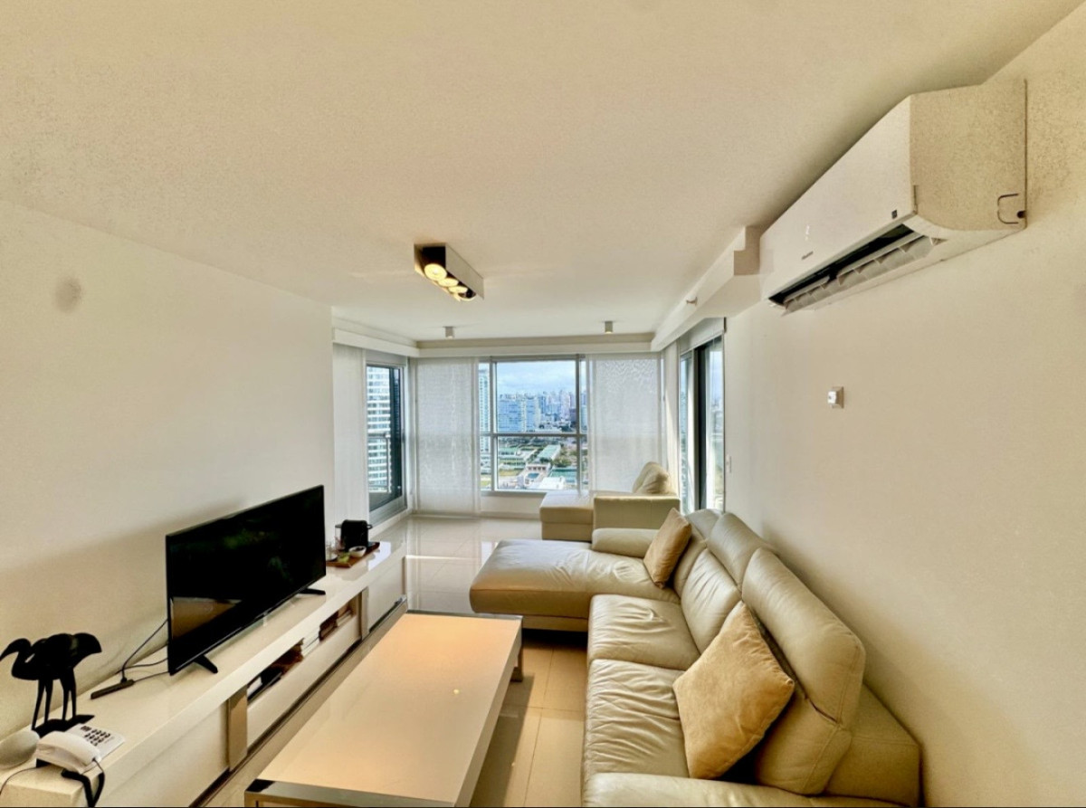 Venta de apartamento de 2 dormitorios más dependencia y parrillero en Playa Mansa