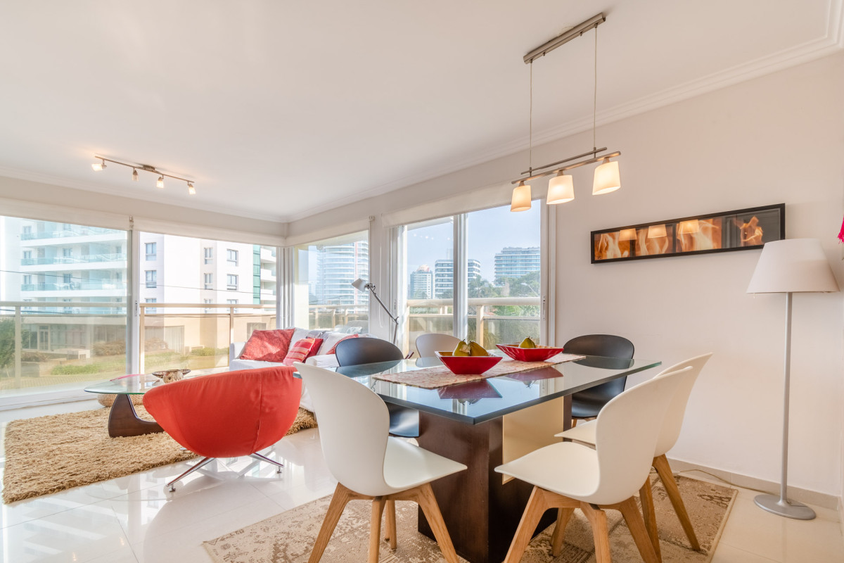 Moderno Apartamento de 3 Dormitorios a Pocas Cuadras del Mar En Venta, Playa Brava